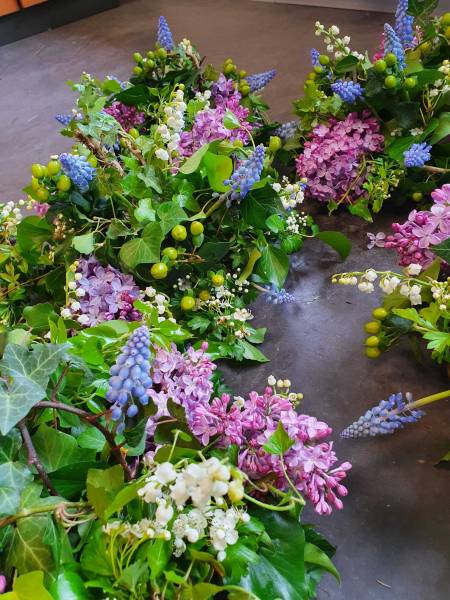 Livraison de compositions piquées avec fleurs de saison centre de table pour un anniversaire de mariage dans un restaurant à Trévoux