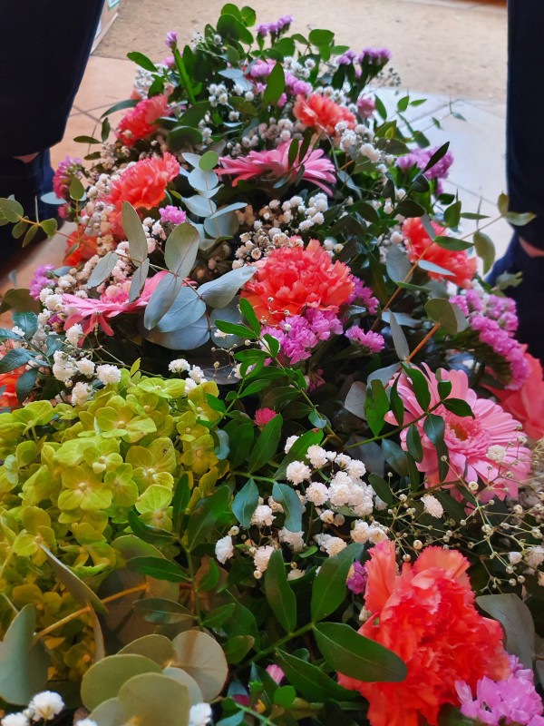 détail d'un dessus de cercueil multicolore pour obsèques à Saint Julien proche d'Arnas