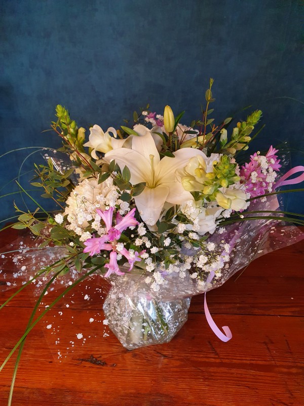 Réalisation de bouquet de fleurs pour deuil dans le Beaujolais