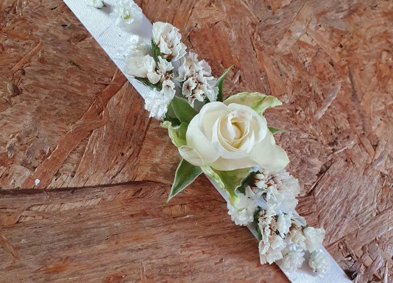 Bracelet fleuri pour mariage dans le Beaujolais