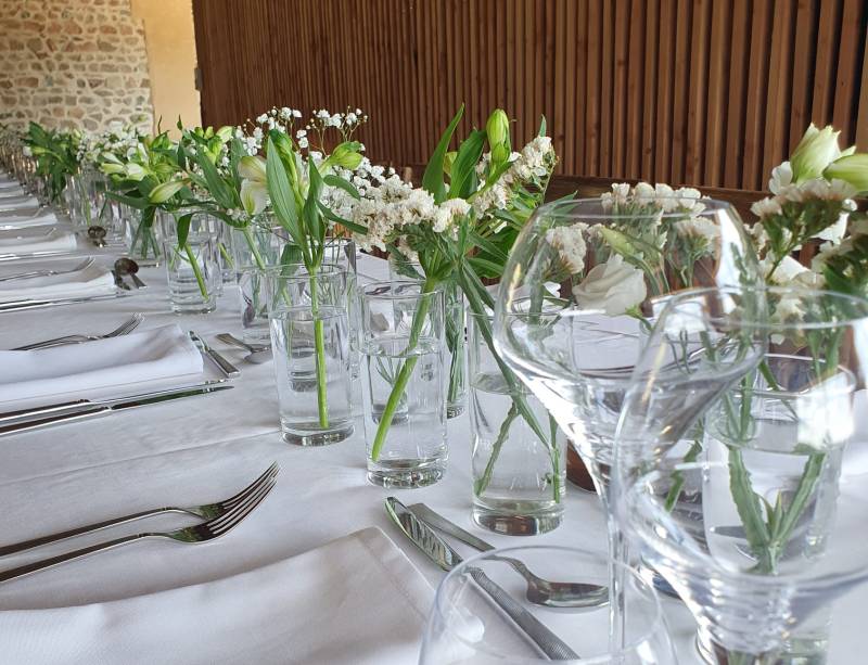 Centre de table de mariage en fleurs naturelles dans le Beaujolais