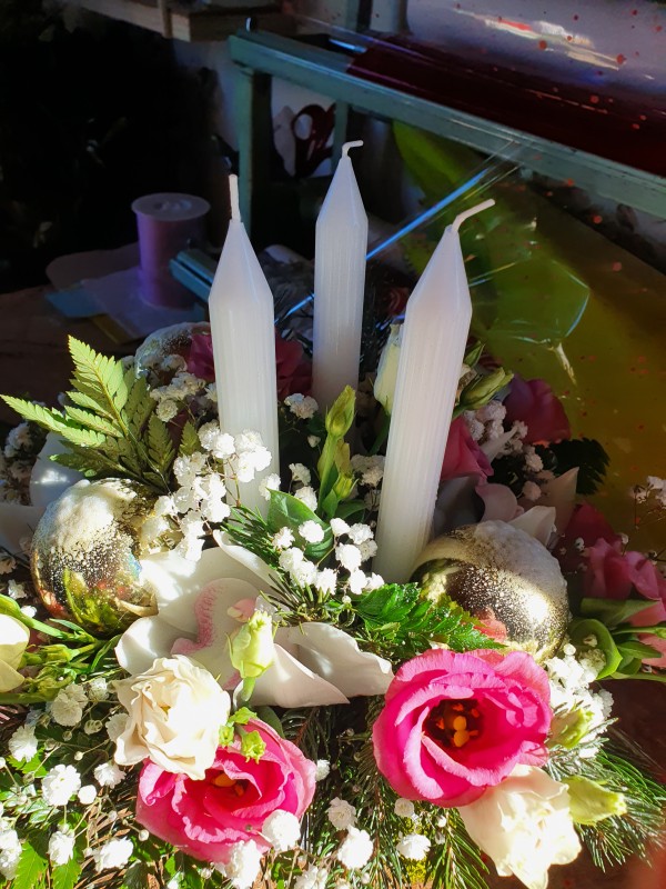 Composition florale pour décoration de table pour les fêtes à Villefranche-sur-Saône