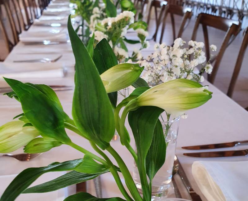 Centre de table en fleur pour un mariage dans le Beaujolais